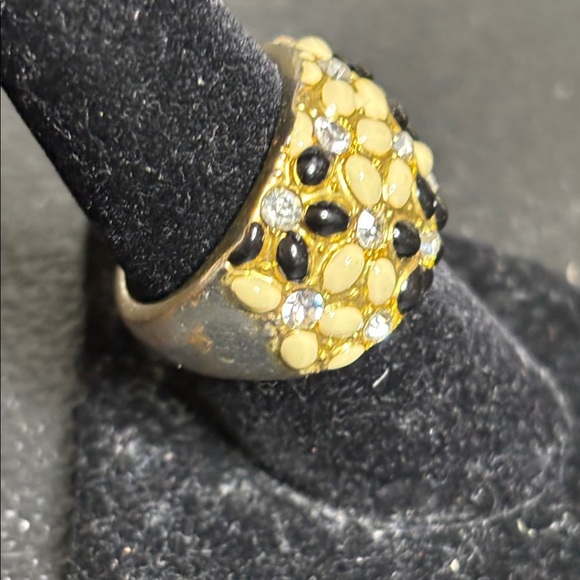 Elegant Gold and Black Floral Ring - Picture 4 of 8